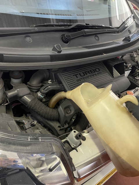 🚗 車のオイル交換が愛車を守る最重要メンテナンス！自社ローン利用車も安心、適切なタイミングと方法を徹底解説 🔧