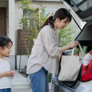 車選びや維持費を検討する日本人の人物の写真風イメージ