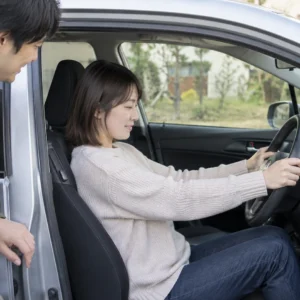 車選びや維持費を検討する日本人の人物の写真風イメージ