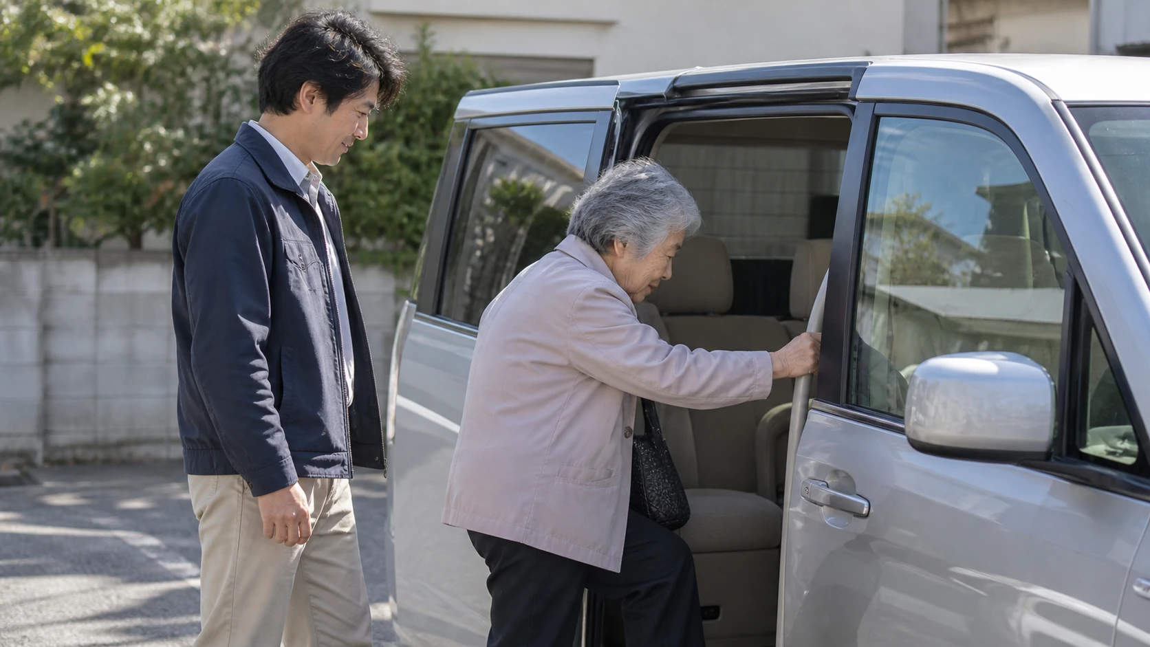 中古車の選び方は後席の乗降から｜一宮市で親の通院に使いやすい一台を比較