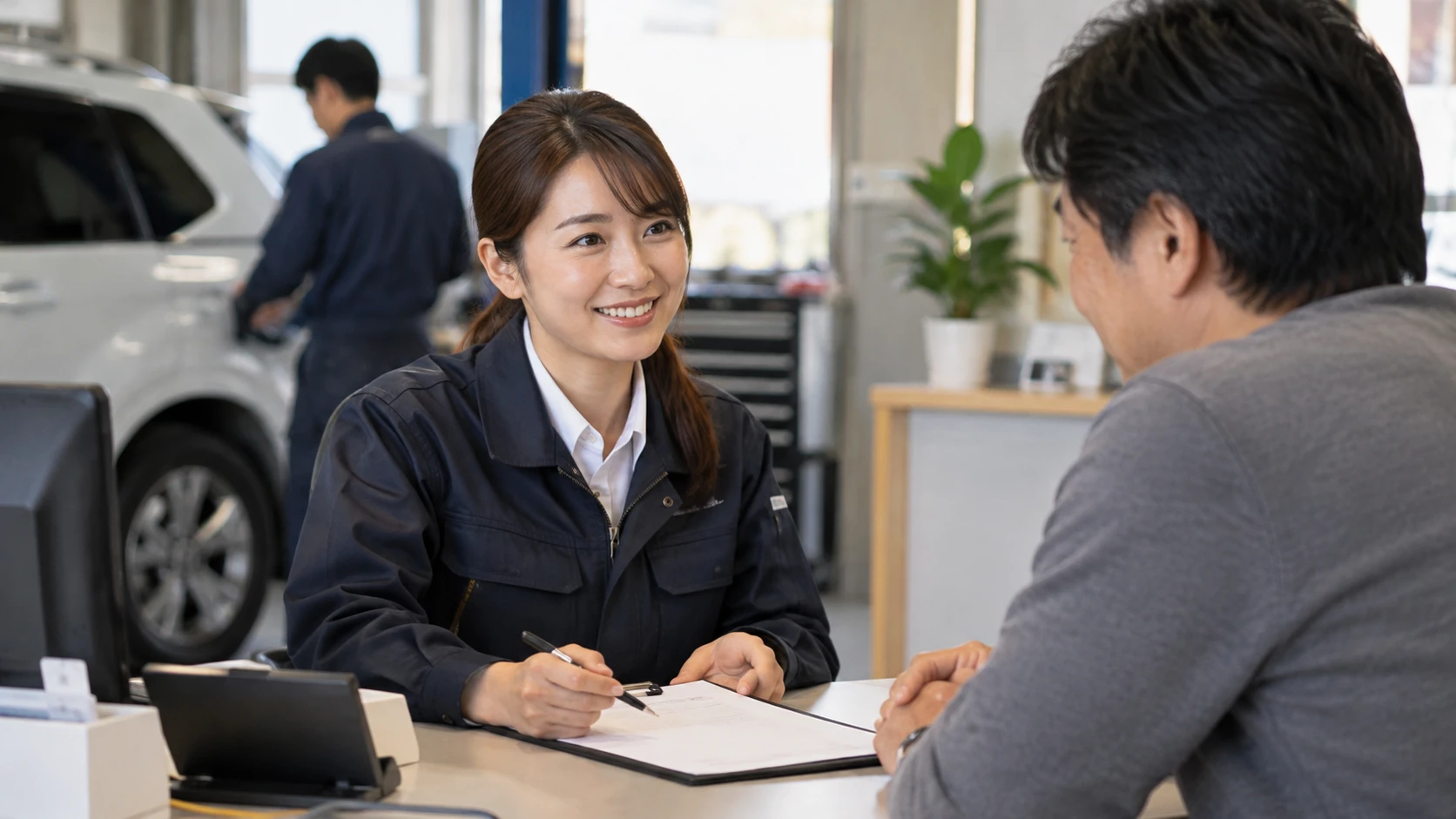 車選びや維持費を検討する日本人の人物の写真風イメージ